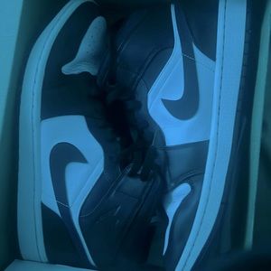 Air Jordan mid white black red